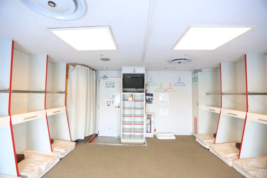 부산 후쿠오카 배편 뉴카멜리아호 2등실 내부 구조: 탈의 공간, 공용 TV, 신발장, 옷걸이 등 구비