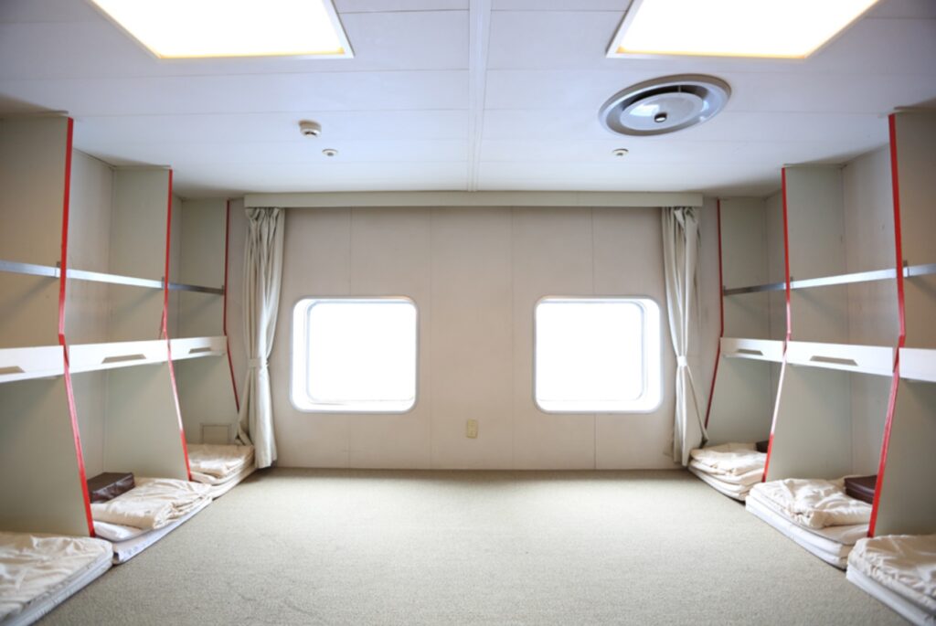 후쿠오카 배편 뉴카멜리아호 2등실 중 가장 작은 방, 11인실 내부 모습