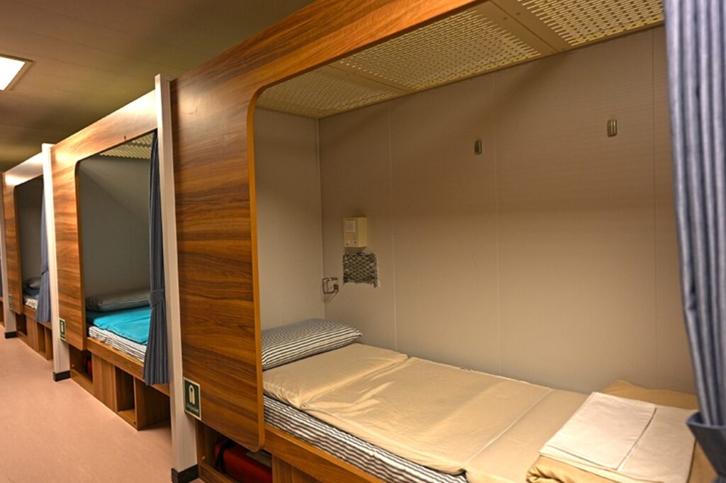 뉴카멜리아호 2등 침대실