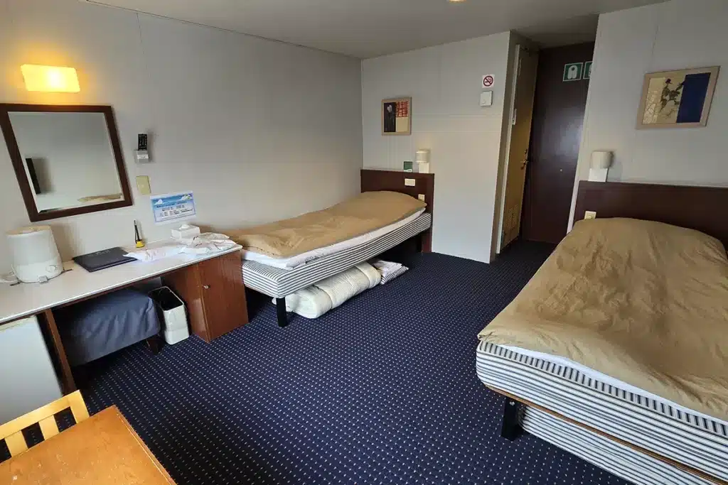 개별 화장실과 샤워실, 바다가 보이는 전용 테라스를 갖춘 뉴카멜리아호 특등 3인실 내부