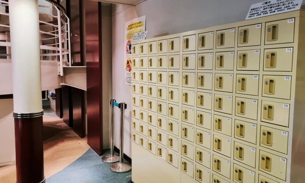 뉴카멜리아호 3층 중앙계단 옆에 있는 귀중품 보관함(무료)