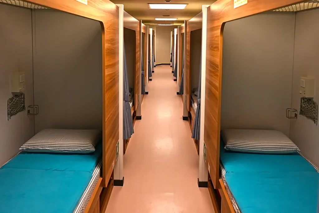 개인 커튼과 독서등이 설치되어 프라이버시가 보장되는 뉴카멜리아호 2등 침대 다인실 전경