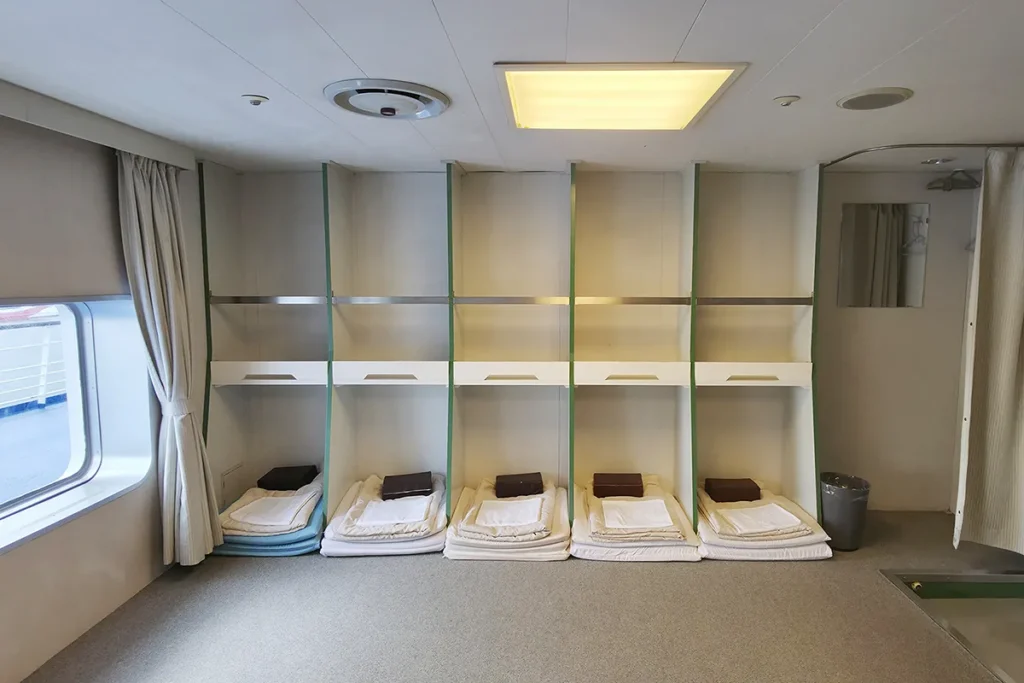 뉴카멜리아호 2등실: 11인실에는 칸막이가 있어서 잠잘 때 조금 더 편해요.
