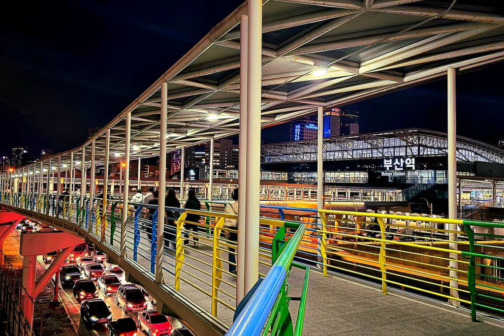 부산역과 부산항 국제여객터미널을 잇는 도보 브릿지, 야경이 멋지다.