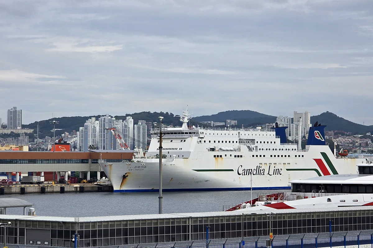 부산항 국제여객터미널 선착장에서 출항을 기다리는 대형 페리 뉴카멜리아호 외관 전경