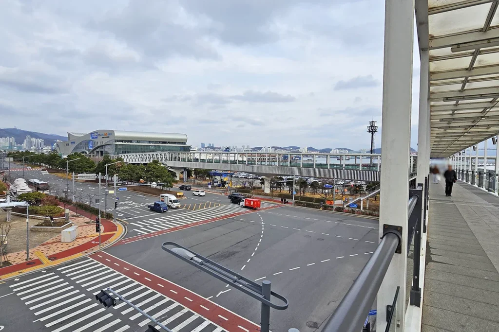 부산역 출발 도보 브릿지에서 보이는 부산항 국제여객터미널