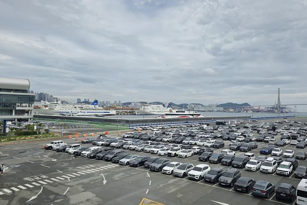 부산항 국제여객터미널의 야외주차장 전경
