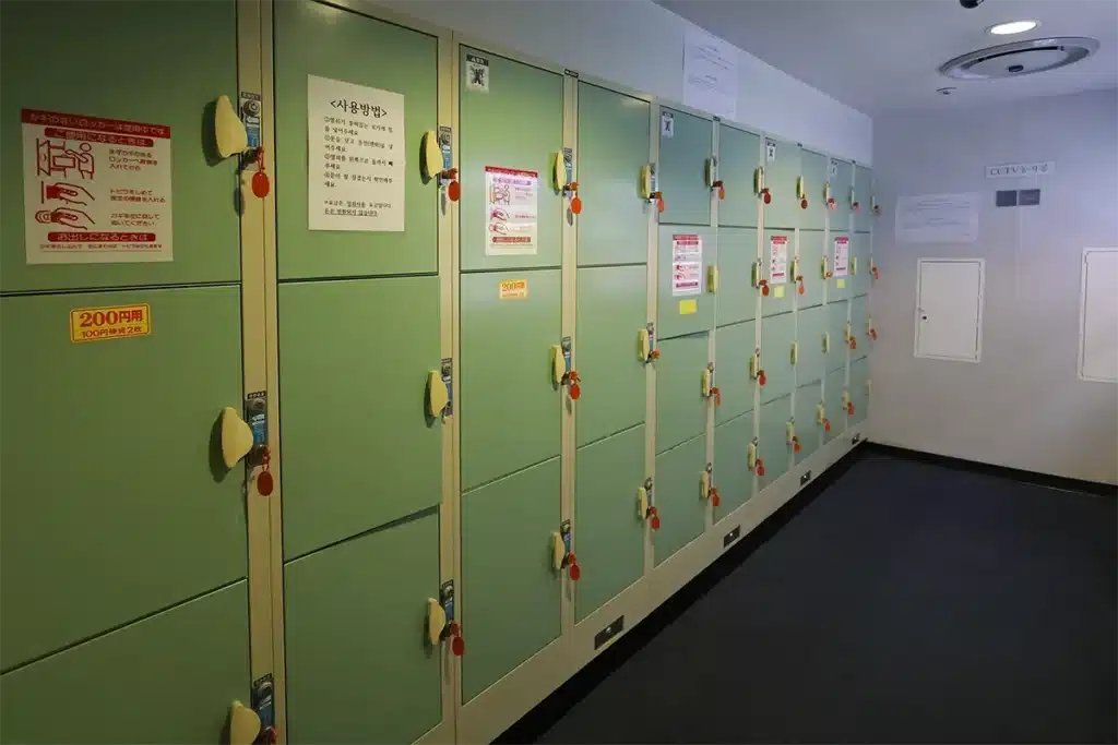 뉴카멜리아호 코인락커입니다. 수하물 크기별 다양한 사이즈 구비(4층)