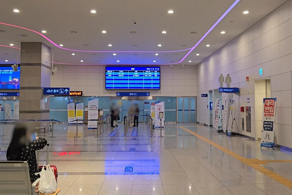 뉴카멜리아호 탑승을 위해 통과해야 하는 출국심사장 게이트