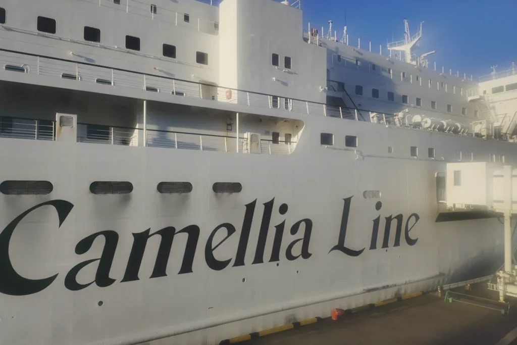 아침 7:30 하카타항에 도착 후 입국심사 받으러 가는 길에 바라본 뉴카멜리아호