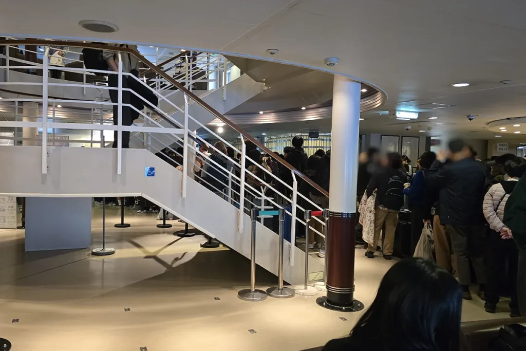 뉴카멜리아호 하선을 위해 로비에 줄을 선 모습