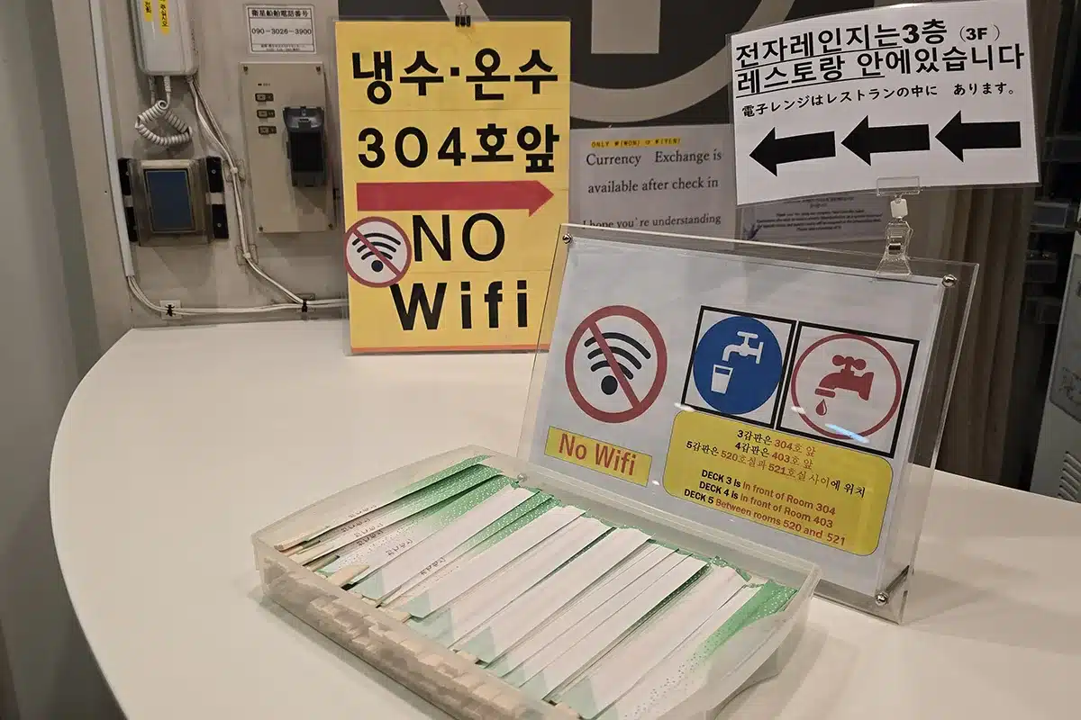 뉴카멜리아호 3층 로비 안내데스크에서 각 층별 온수실의 위치를 확인할 수 있어요. 레스토랑 내 전자렌지 이용 안내도 함께 확인해 주세요!