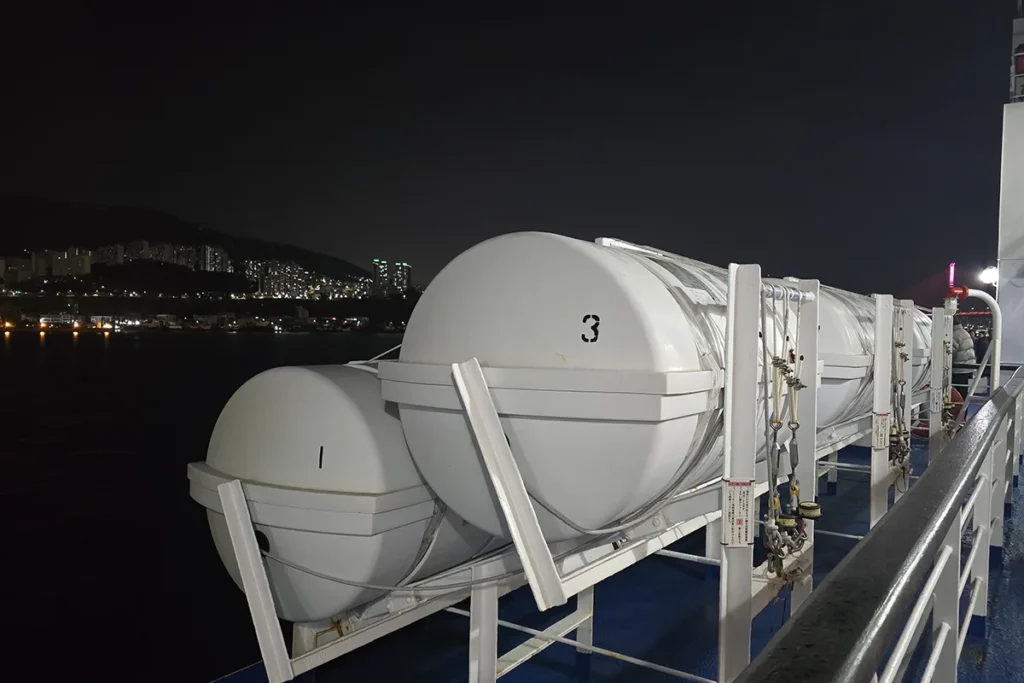 뉴카멜리아호 구명보트는 각 층 갑판에서 확인할 수 있다.