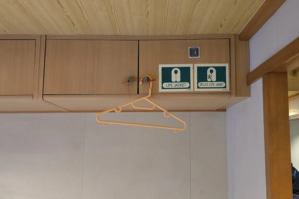 뉴카멜리아호 안전 시설 - 각 객실에 구비된 구명조끼 위치를 미리 확인하자.