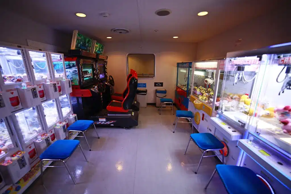 다양한 게임기가 구비되어 뉴카멜리아호 수속 후 지루함을 달래주는 선상 오락실 공간