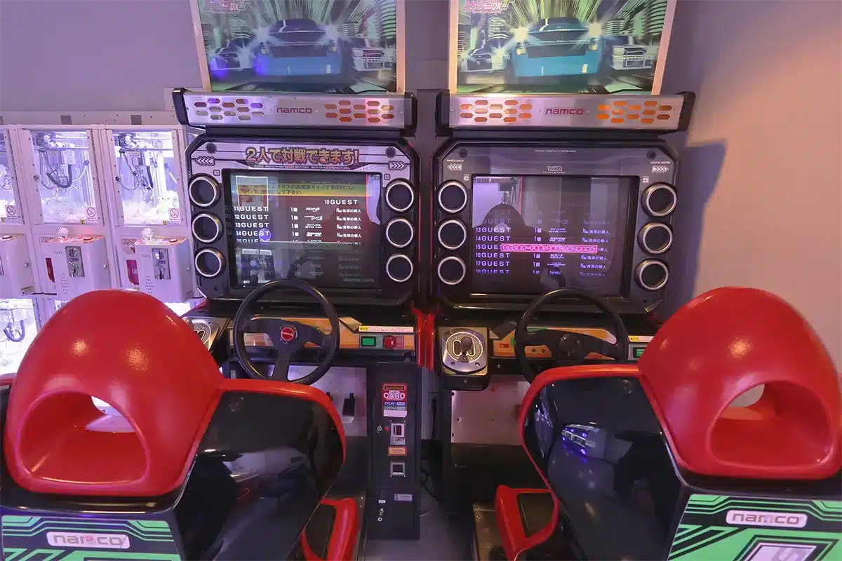 Challenge your friends to a thrilling race! The twin racing games are ready for action. 🏎️💨