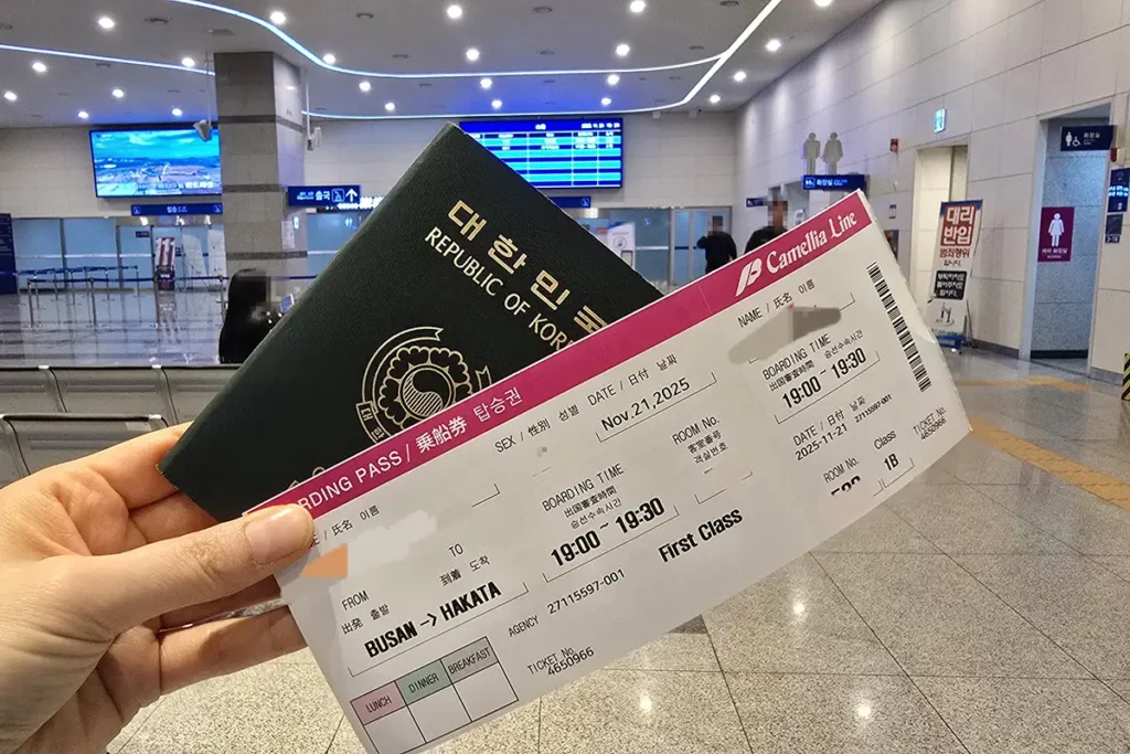 후쿠오카 배편 : 부산항 국제여객터미널에서 체크인 후 수령한 뉴카멜리아호 1등실(First Class) 승선권과 대한민국 여권의 모습