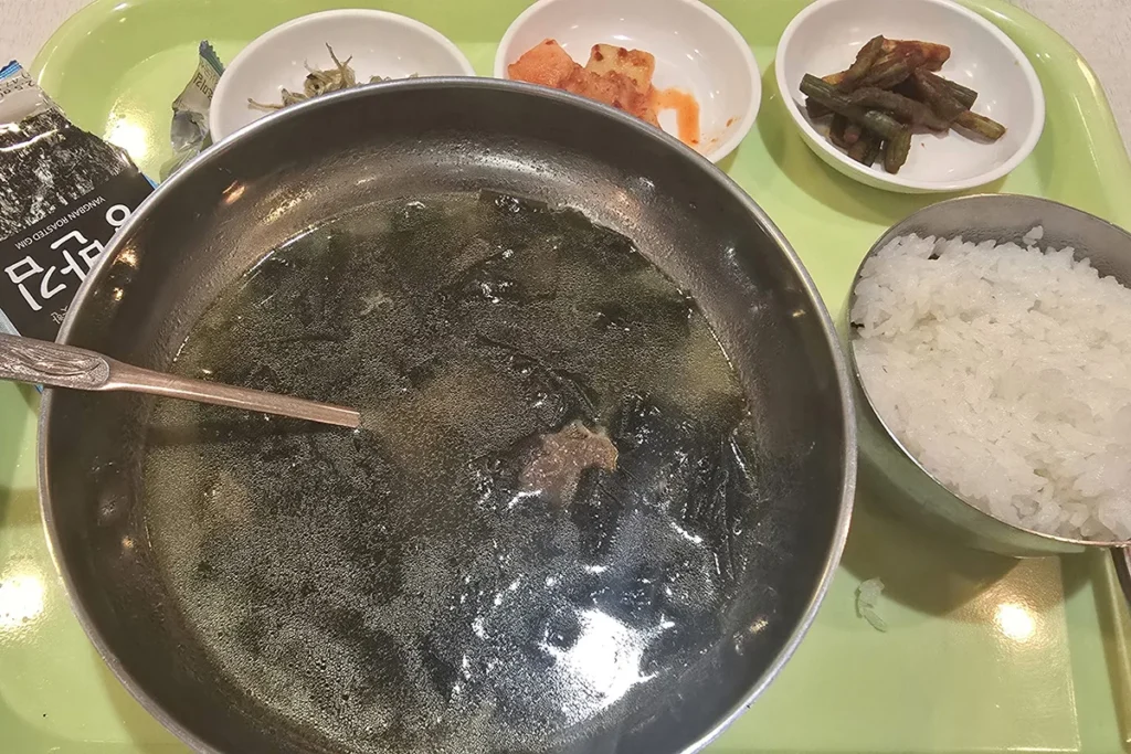 뉴카멜리아호 선내 식당 - 미역국 정식