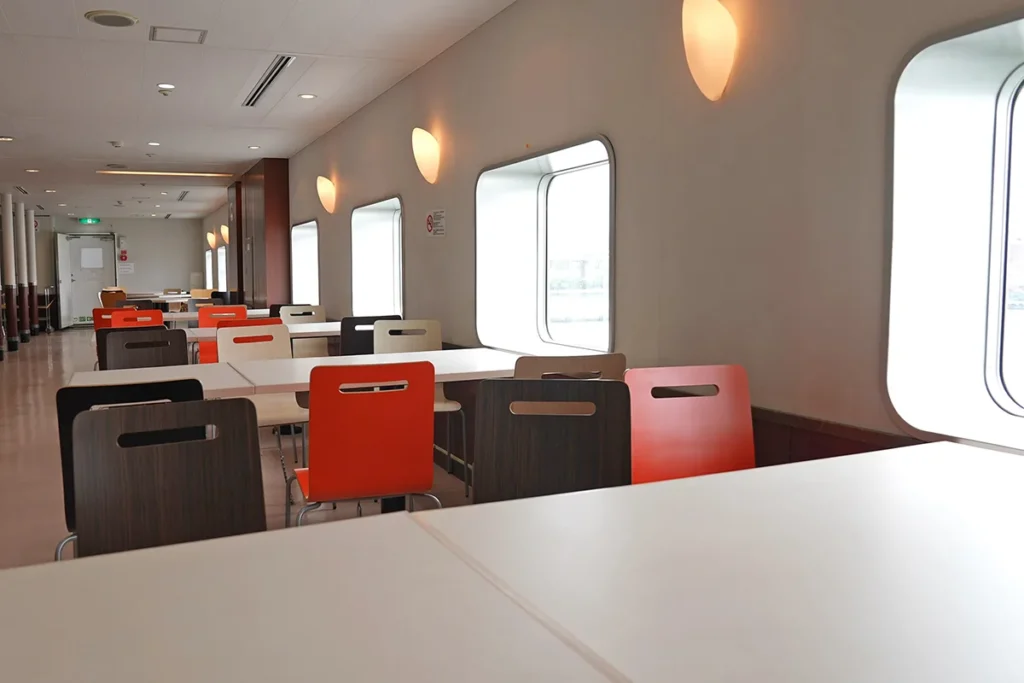 뉴카멜리아호 선내 식당 전경 - 가져온 음식도 여기서 드실 수 있어요.