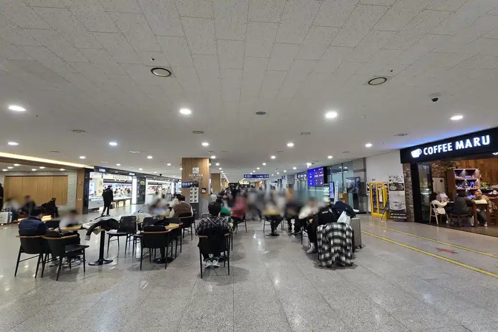 출국 심사 소요 시간 - 대기 중 커피 한 잔 하시면서 여유롭게!!