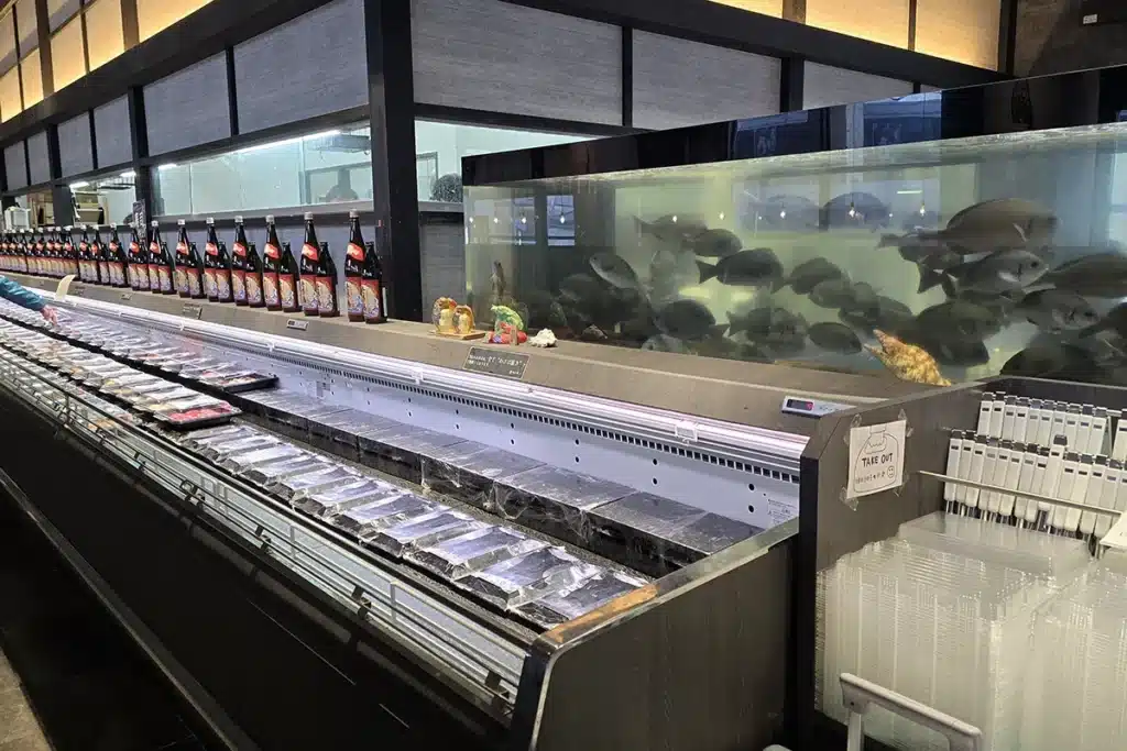 완간시장 97엔 스시 - 마트 도시락 코너 처럼 먹고 싶은 스시를 골라 담아요.