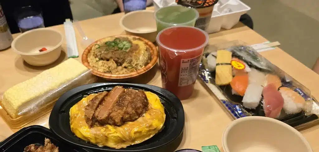 완간시장 97엔 스시와 뉴카멜리아호 자판기 음식으로 차린 점심 한 상