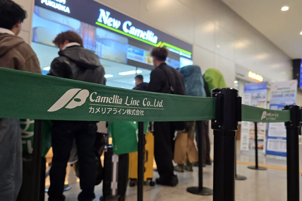 부산항 국제여객터미널 3층 카운터에서 승객들이 뉴카멜리아호 수속 및 발권을 진행하는 실전 현장