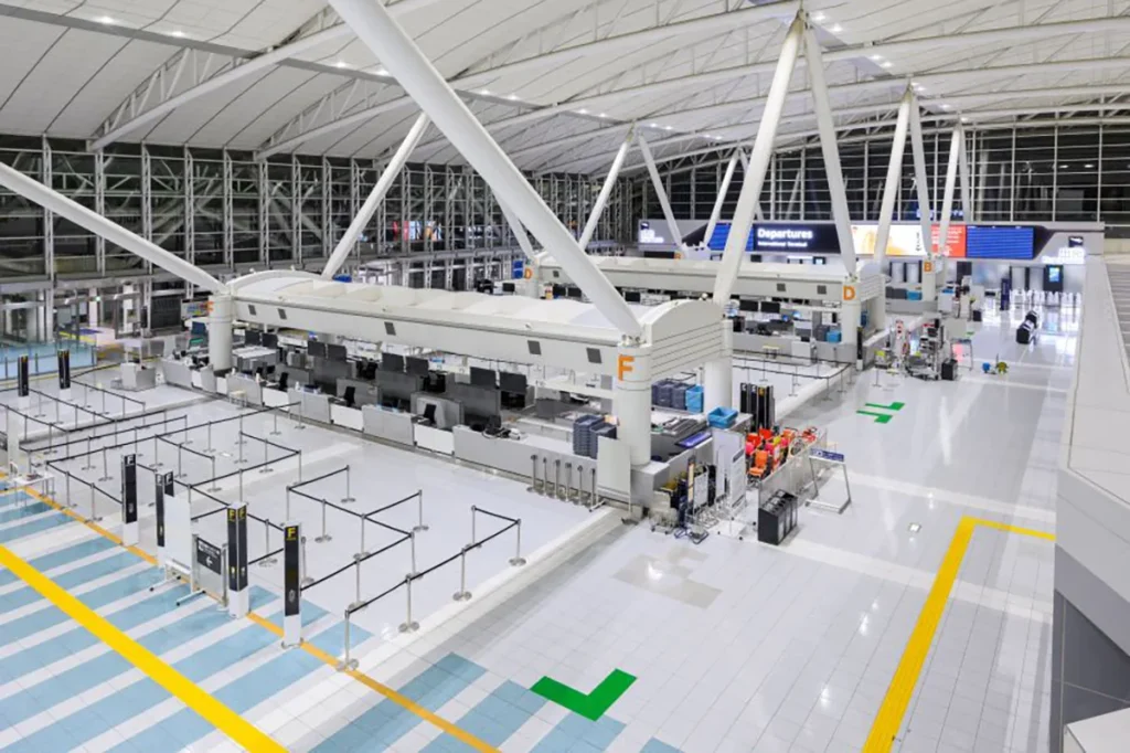 하카타항에서 후쿠오카 공항 이동하는 가장 빠른 방법 안내 이미지, 후쿠오카 공항 국제선 출발 로비 전경과 체크인 카운터 모습, 일본 후쿠오카 여행 공항 이동 정보