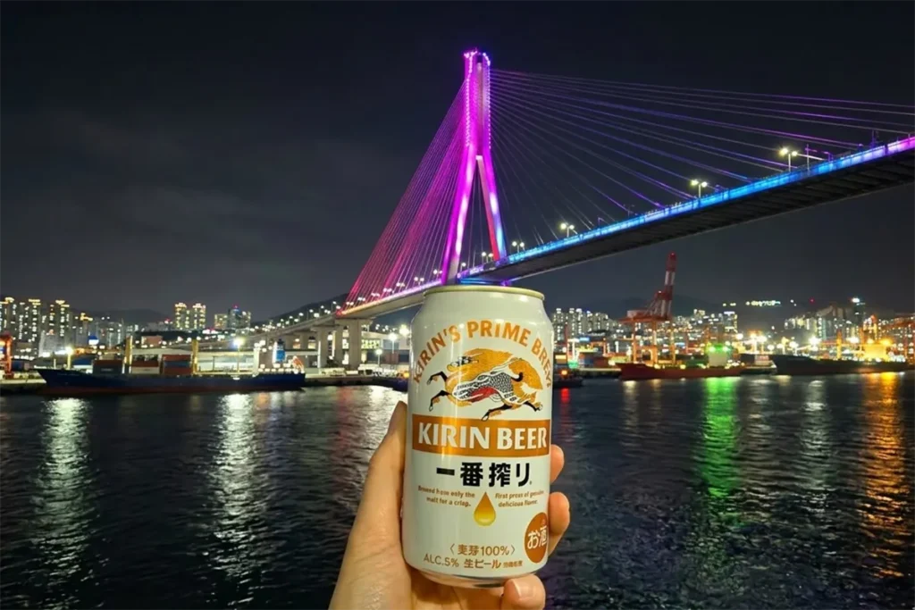 뉴카멜리아호 수속을 모두 마치고 선상에서 밤바다 야경과 함께 즐기는 시원한 맥주 한 잔