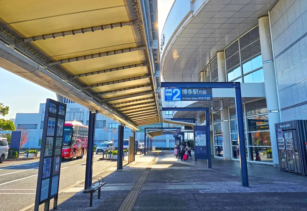 하카타항 국제여객터미널 버스정류장 전경: 여행 시작!