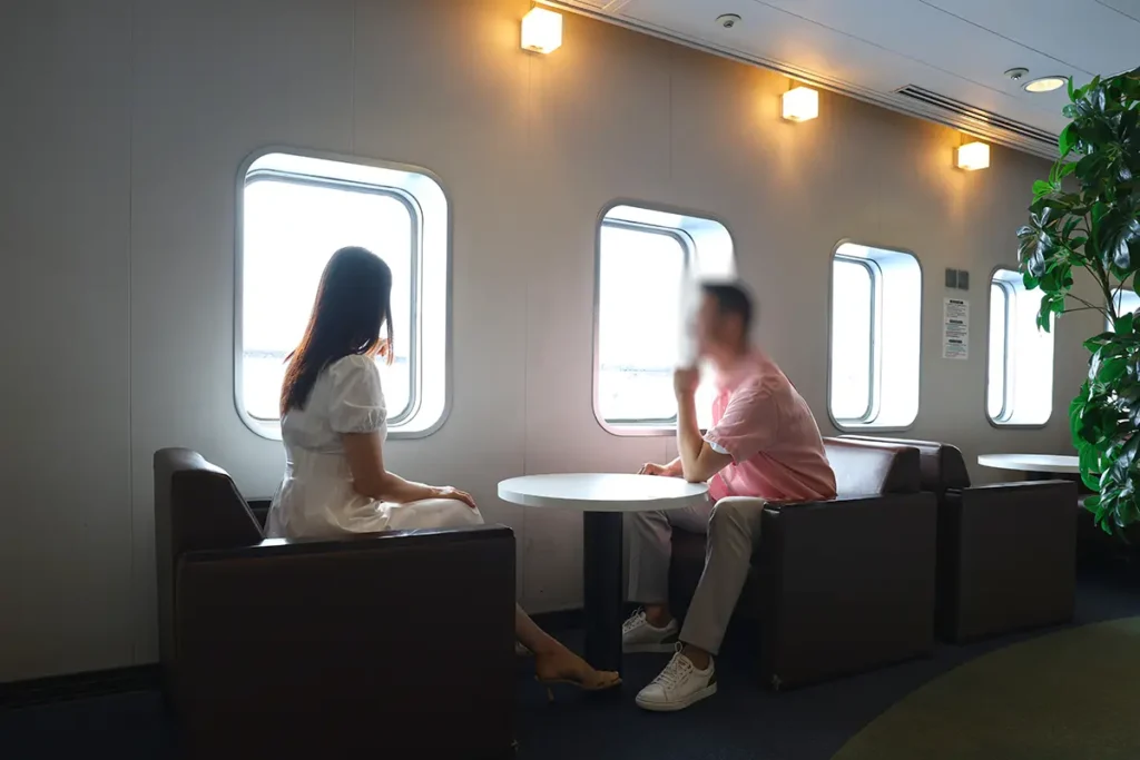 뉴카멜리아호 편의시설: 바다가 보이는 창가에서 여유로운 시간을 보내는 커플의 모습