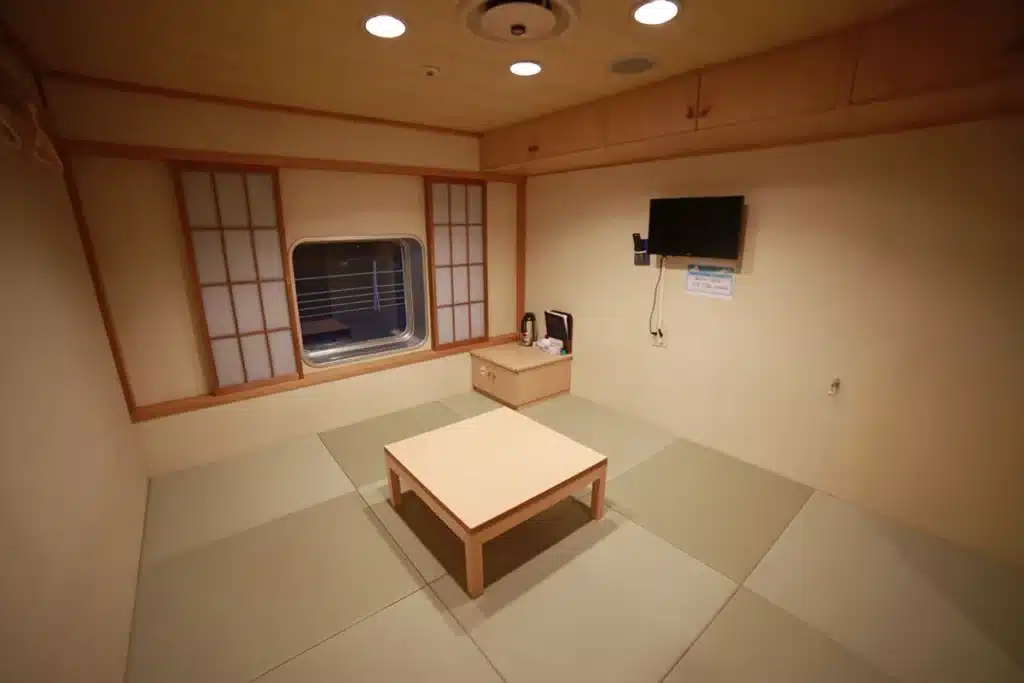 일본 전통 다다미가 깔린 아늑한 분위기의 뉴카멜리아호 1등 5인화실 전경