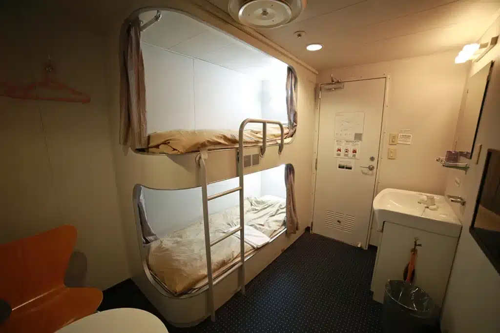 뉴카멜리아호 1등 2인양실 내부에 마련된 전용 세면대와 개별 독서등이 있는 벙커형 침대
