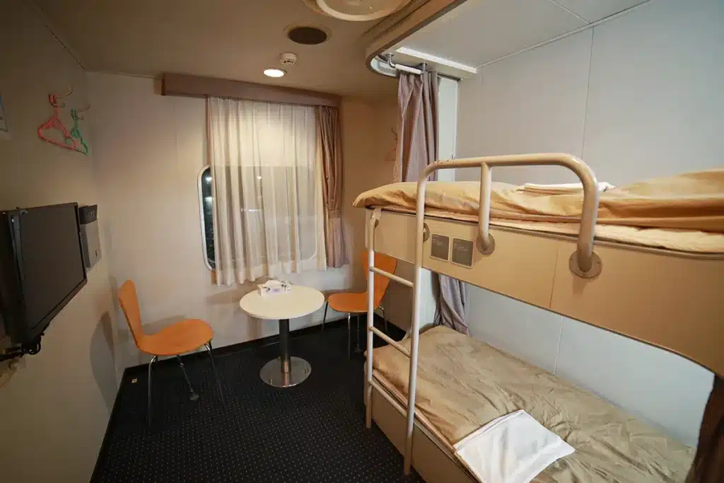 2층 침대와 개별 세면대, 테이블이 구비된 뉴카멜리아호 1등 양실 2인실