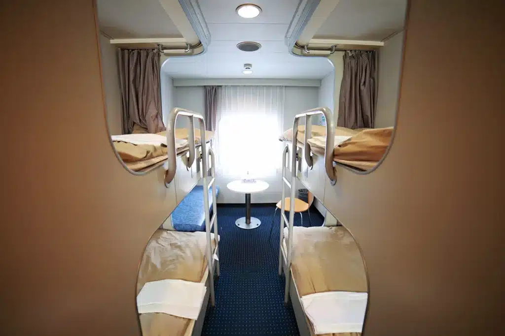 2층 침대와 개별 세면대, 테이블이 구비된 뉴카멜리아호 1등 4인양실 내부