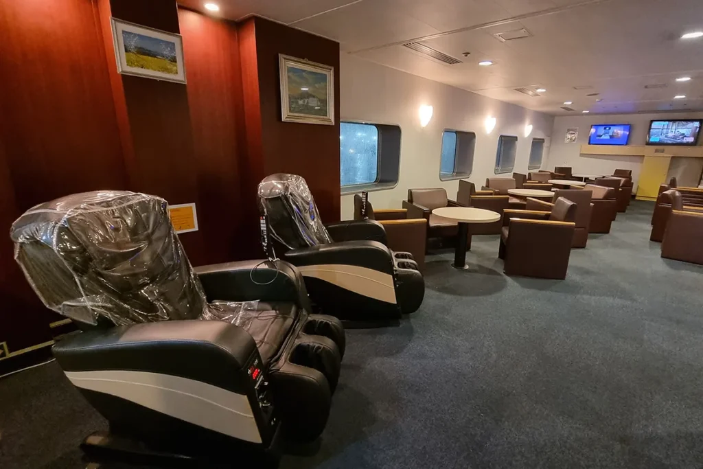 뉴카멜리아호 수속 후 야경을 보며 피로를 풀 수 있도록 복도에 설치된 유료 안마의자