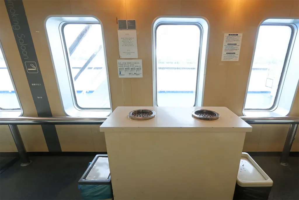 쾌적한 선내 환경 유지를 위해 뉴카멜리아호 수속 후 이용 가능한 4층 중앙 전용 흡연 공간