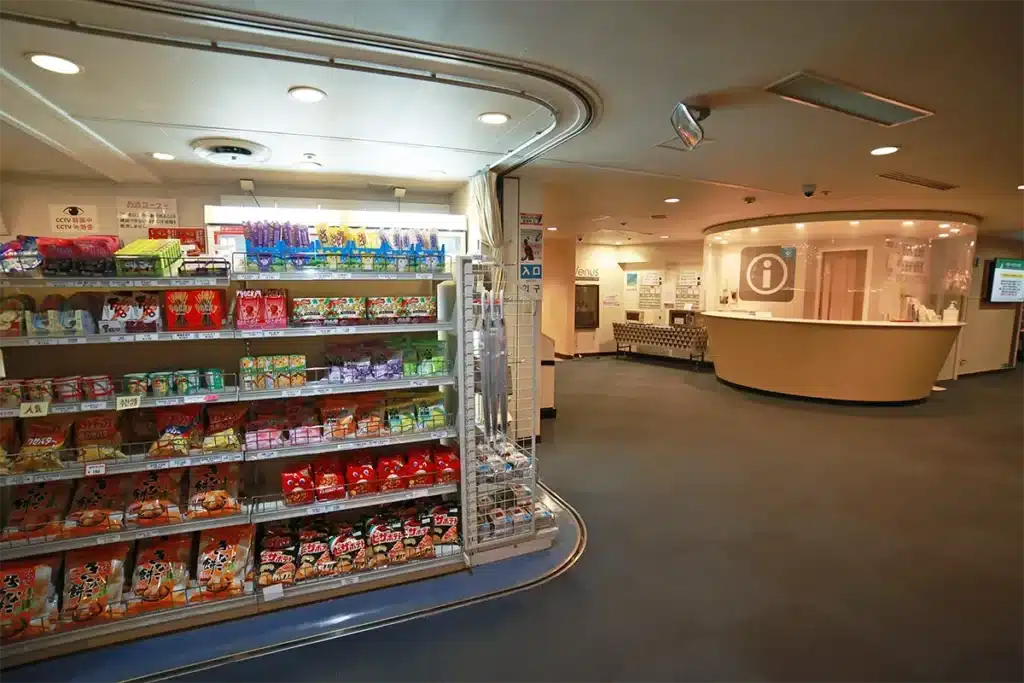 일본 기념품과 생필품을 판매하는 뉴카멜리아호 수속 후 선내 3층 면세점 및 매점 전경